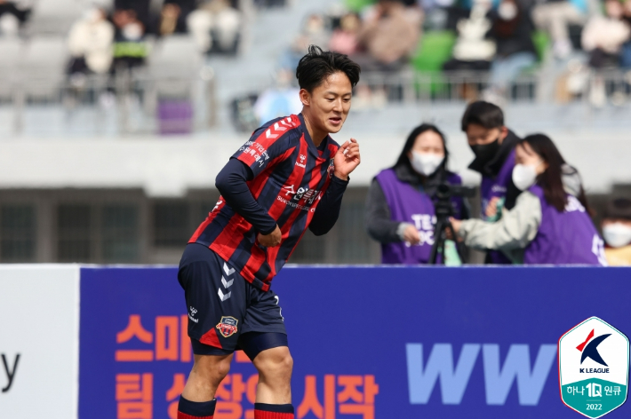 지난 3월 K리그1 데뷔골 후 댄스 세리머니를 선보인 수원FC 이승우. 한국프로축구연맹