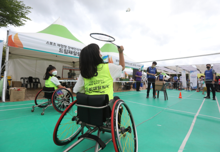 휠체어배드민턴을 체험 중인 울산 시민들. 대한장애인체육회