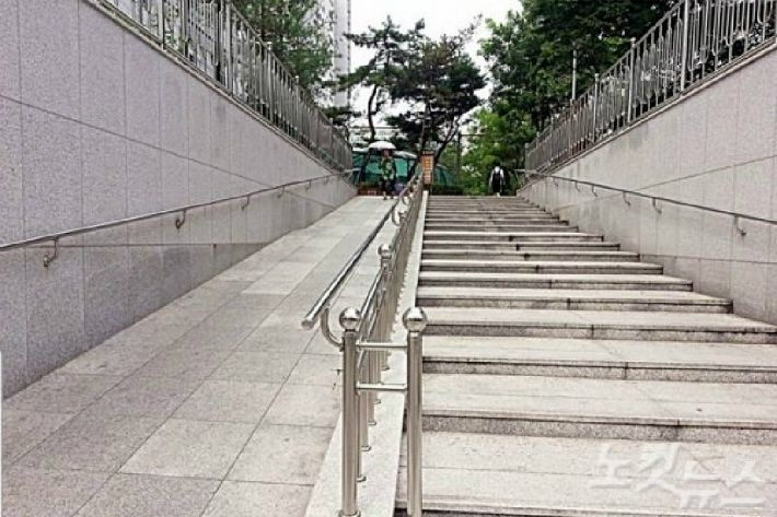 계단과 함께 설치된 경사로는 휠체어 뿐 아니라 자전거와 유모차, 고령층 등의 비장애인까지 모두를 위해 디자인된 도심 속 공간이다. 