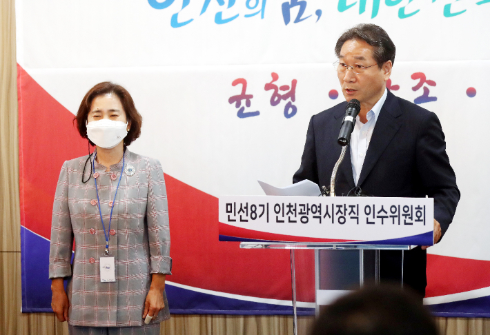 유정복 인천시장 당선인(오른쪽)이 27일 오후 인천시 연수구 인천시장직 인수위원회에서 열린 기자간담회에서 이행숙 부시장 내정자를 소개하고 있다. 연합뉴스