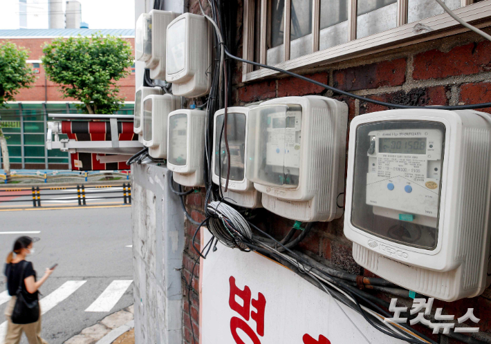 3분기 전기요금 연료비 조정단가 발표된 27일 서울 한 다세대주택에 전기 계량기가 설치돼 있다. 박종민 기자