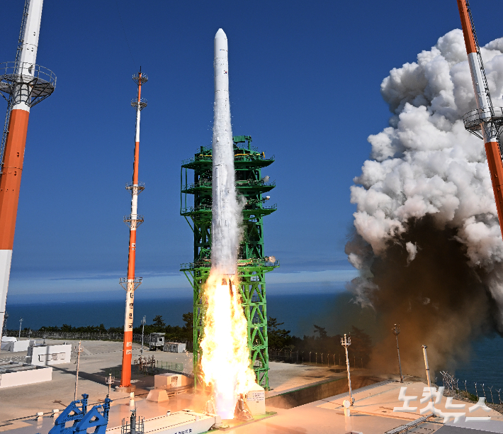 순수 국내 기술로 설계 및 제작된 한국형발사체 누리호(KSLV-Ⅱ)가 21일 전남 고흥군 나로우주센터 발사대에서 화염을 내뿜으며 우주로 날아오르고 있다. 사진공동취재단