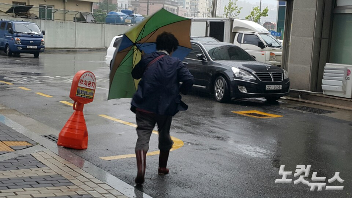 28일 부산지역에 강풍을 동반한 비가 내리겠다. 강민정 기자