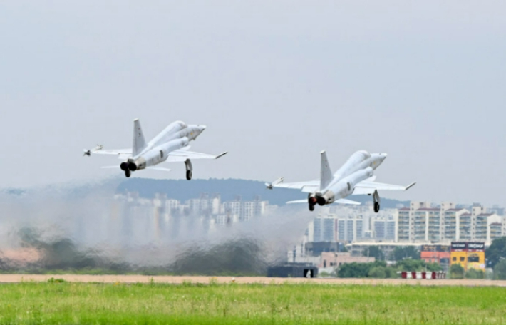 수원 군공항에서 전투기가 이륙하고 있는 모습이다. 국방부 제공