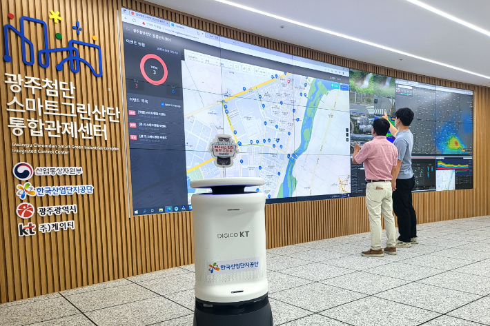 KT 전남전북광역본부는 최신 방역기술과 AI 로봇을 결합한 'KT AI 방역로봇'을 한국산업단지공단 광주지역본부와 광주이노비즈센터에 도입했다고 28일 밝혔다. KT 전남전북광역본부 제공   