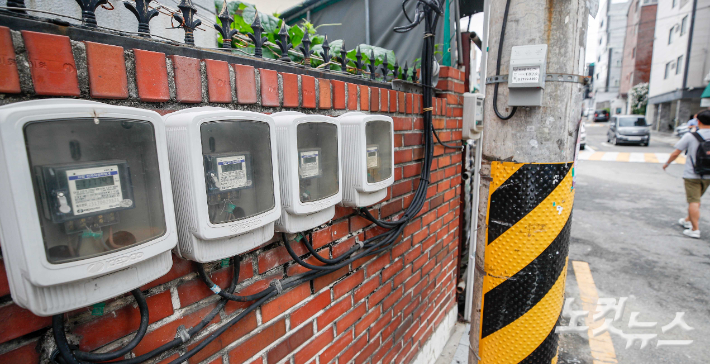 지난 27일 서울 시내 한 건물에 전기계량기가 설치돼 있는 모습. 박종민 기자
