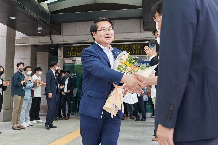오세현 아산시장이 이임식을 마치고 직원들과 인사를 나누고 있다. 아산시 제공.