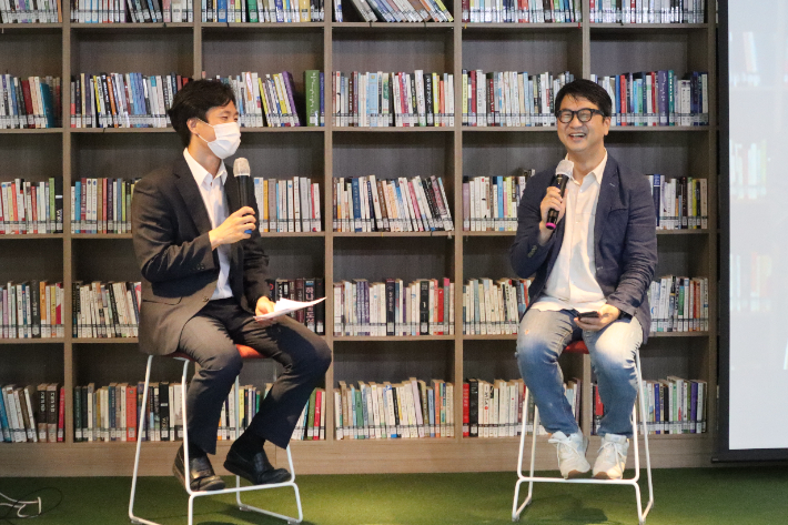 이번 북콘서트에는 '영화로 보는 세상'의 저자 김양현 목사(우)가 초청됐다. 포항CBS