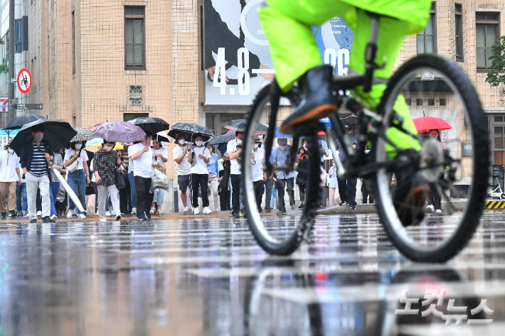 본격적으로 장마가 시작된 지난 23일 오후 서울 광화문네거리에 우산을 쓴 시민들이 발걸음을 옮기고 있다. 류영주 기자