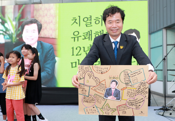김승환 전북교육감이 28일 도교육청에서 열린 이임식에서 아이들에게 받은 글모음판을 들고 기뻐하고 있다. 연합뉴스