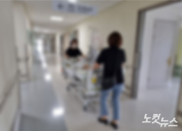 서씨의 아내 A씨가 투석 치료를 마친 서씨를 병실로 옮기고 있다. 정성욱 기자