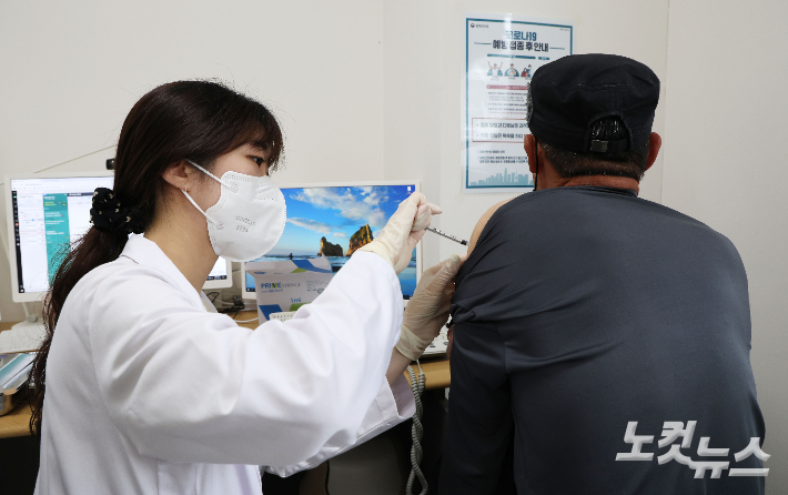 병원에서 한 시민이 백신을 접종하고 있다. 사진공동취재단