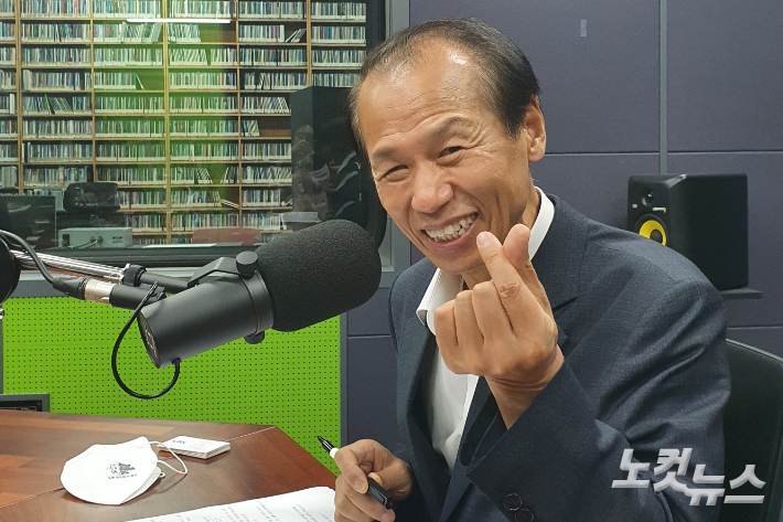 최문순 강원도지사가 29일 강원CBS 시사프로그램 시사줌인에 출연해 임기 마무리 소회를 밝히며 강원도민들에게 감사를 전하고 있다. 강민주PD