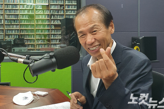 최문순 강원도지사가 29일 강원CBS 시사프로그램 시사줌인에 출연해 임기 마무리 소회를 밝히며 강원도민들에게 감사를 전하고 있다. 강민주PD