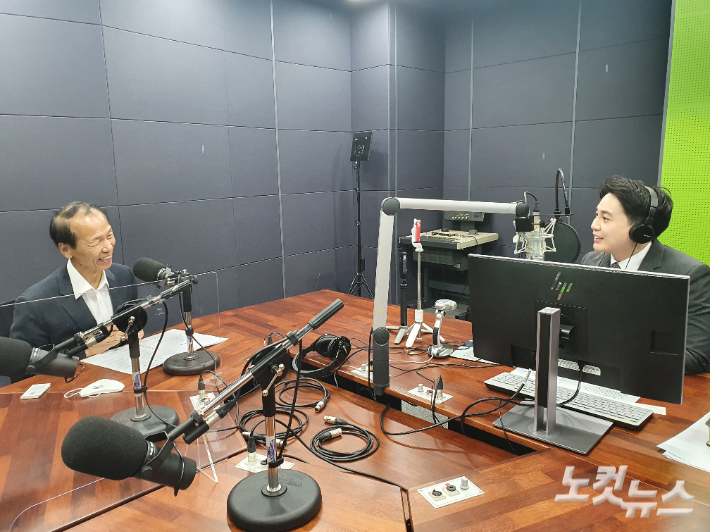 최문순 강원도지사가 29일 강원CBS 시사프로그램 시사줌인에 출연해 임기 마무리 소회와 앞으로의 계획을 전하고 있다. 강민주PD