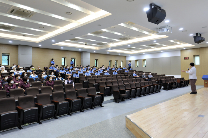 여수해경교육원이 국민권익위원회 전문강사를 초청해 갑질 근절 교육을 진행하고 있다. 해경교육원 제공