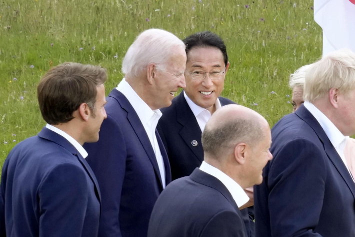 지난 26일(현지 시간) 독일 바이에른주 엘마우성에서 열린 주요 7개국(G7) 정상회의에 참석한 조 바이든 미국 대통령과 기시다 후미오 일본 총리. 연합뉴스