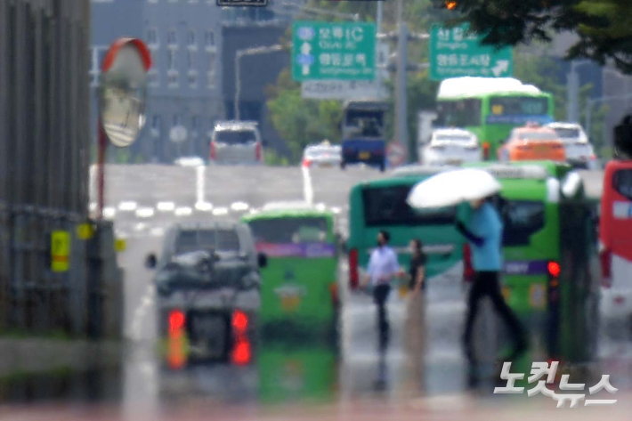 폭염으로 인해 도로에 아지랑이가 피어오르고 있다. 박종민 기자