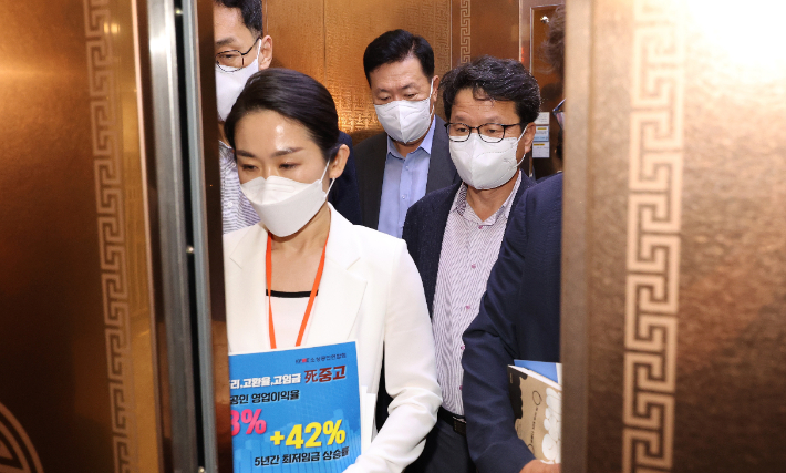 최저임금 9620원, 표결 거부하고 퇴장하는 사용자 위원들. 연합뉴스