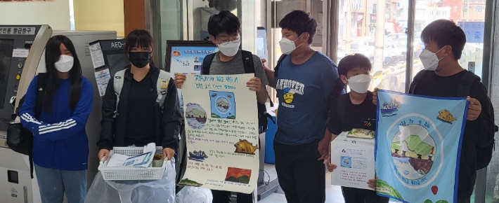 추자중 학생들이 면사무소를 방문해 직접 제작한 마을 굿즈 디자인과 상품을 설명하고 있다. 제주도교육청 제공