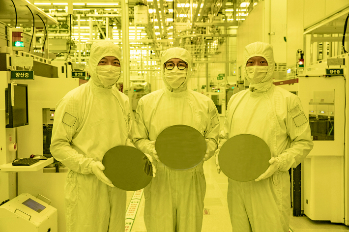 삼성전자 파운드리사업부 (좌측부터) 정원철 상무, 구자흠 부사장, 강상범 상무가 화성캠퍼스 3나노 양산라인에서 3나노 웨이퍼를 보여주고 있다. 삼성전자 제공