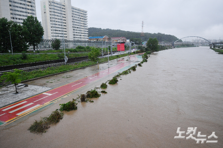 서울지역에 폭우가 쏟아진 30일 오전 서울 중랑천 월계1교에서 바라본 보행로가 물에 잠겨 있다. 류영주 기자