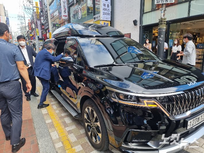 홍준표 대구시장 당선인이 시장 관용차에 오르고 있다. 지민수 기자