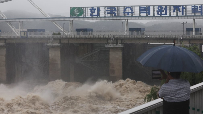 30일 하남시 팔당댐 근처에서 한 시민이 집중호우로 방류 중인 댐을 보고 있다. 연합뉴스