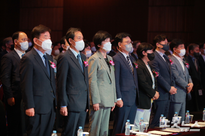 한국세무사회 '창립 60주년 기념식' 행사에서 국회의원, 정부 인사, 관계자들이 자리에 참석해 축하해주고 있다. 노컷TV 채승옥  