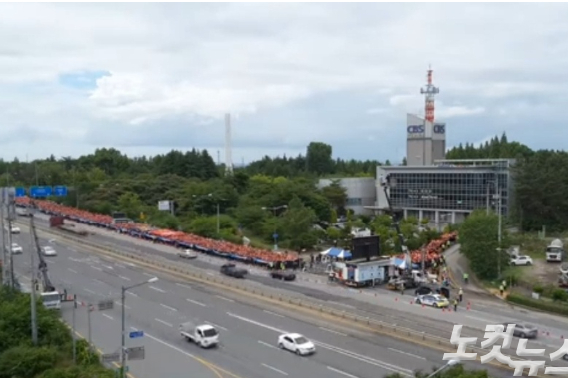전북CBS 사옥을 둘러싼 신천지 신도들이 빨간색 피켓을 들고 시위하는 모습.