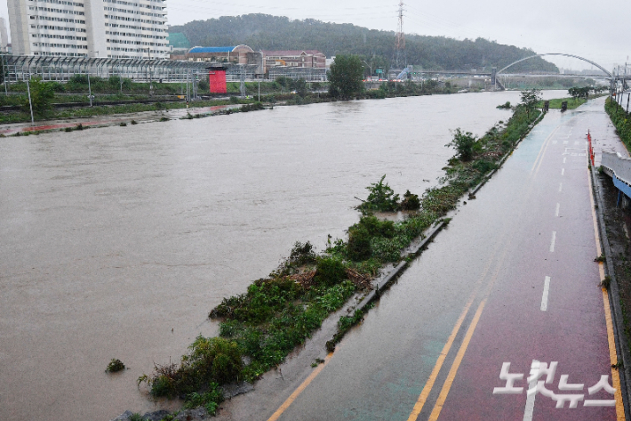 서울지역에 폭우가 쏟아진 지난달 30일 오전 서울 중랑천 월계1교에서 바라본 보행로가 물에 잠겨 있다. 류영주 기자