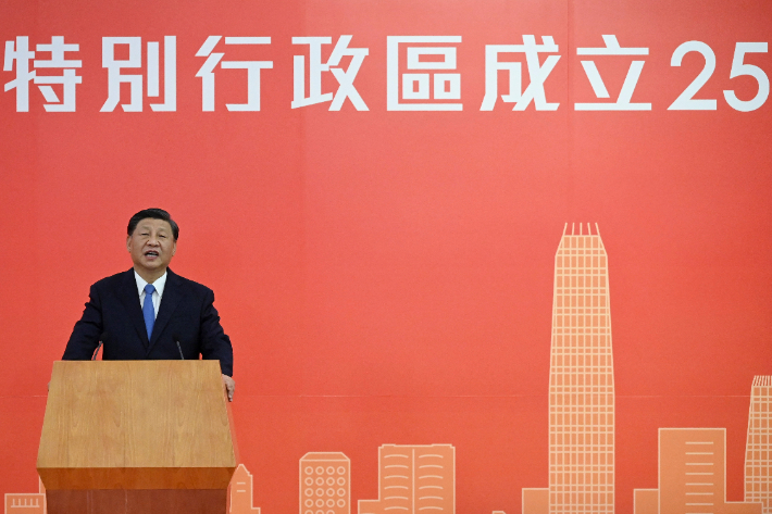 시진핑 중국 국가주석이 홍콩 주권 반환 25주년을 하루 앞둔 30일 오후 고속열차 편으로 홍콩 서구룡역에 도착해 연설하고 있다. 연합뉴스