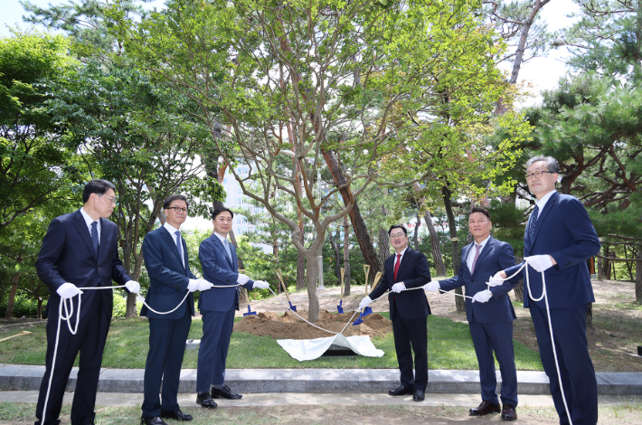 이장우 대전시장(오른쪽에서 세번째) 취임 기념식수. 대전시 제공