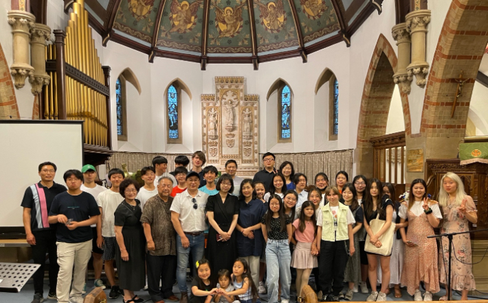 영국 런던에 위치한 런던 일링 교회에서 김지연 교수와 한인 교회 성도들이 기념사진을 찍고 있다. 한국가족보건협회 제공
