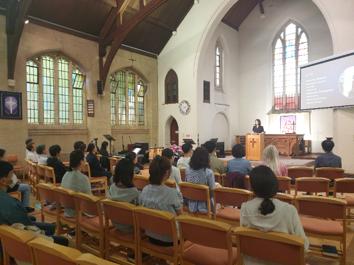런던 예드림교회에서 김지연 교수가 성경적 성가치관 및 평등법, 차별금지법 문제점을 다루는 강연을 진행하고 있다. 한국가족보건협회 제공