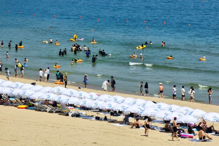 "반갑다! 부산 바다" 주요 해수욕장 개장 첫날부터 인파 몰려