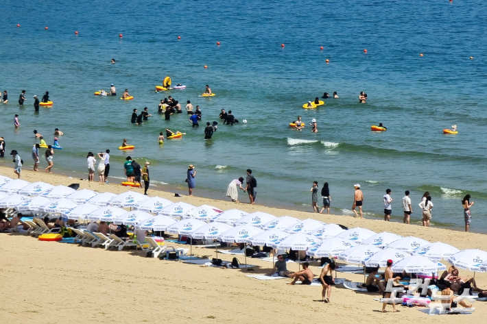 1일 부산 해운대해수욕장이 전면 개장하고 피서객 맞이에 나섰다. 송호재 기자