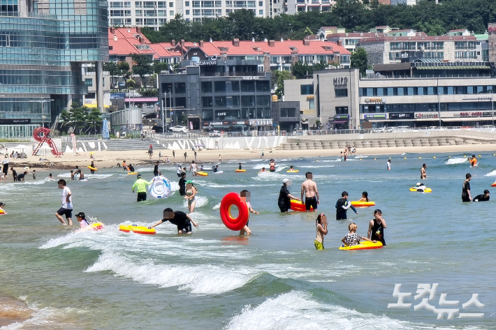 1일 부산 해운대해수욕장이 전면 개장하고 피서객 맞이에 나섰다. 송호재 기자