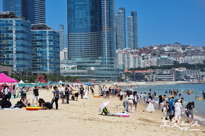 1일 부산 해운대해수욕장이 전면 개장하고 피서객 맞이에 나섰다. 송호재 기자