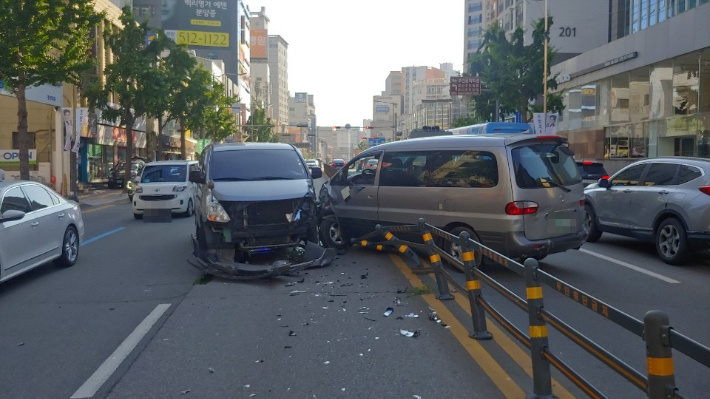 부산서 승합차가 중앙분리대 넘어 차량 충돌…2명 경상