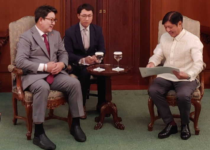국민의힘 권성동 원내대표(왼쪽)가 지난달 30일 필리핀을 방문해 페르디난드 마르코스 주니어 필리핀 신임 대통령(오른쪽)에게 윤석열 대통령의 친서를 전달하고 있다. 외교부 제공