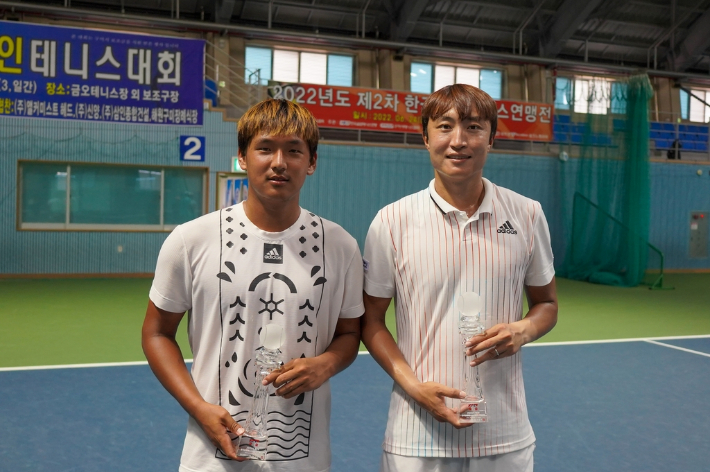 남자 복식 우승을 차지한 의정부시청의 박의성(왼쪽), 손지훈. 프리랜서 김도원 기자
