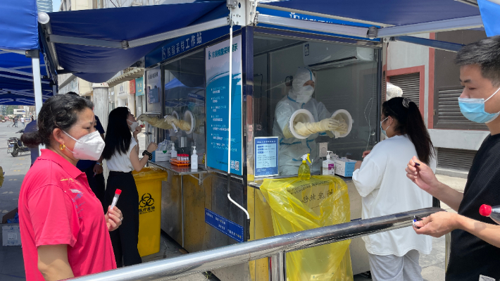지난 17일 중국 상하이 치푸루 의류 시장 앞 거리에서 시민들이 코로나19 검사를 받고 있다. 상하이에서 대중교통을 타거나 상점 등 공공장소를 드나들기 위해서는 72시간 안에 받은 코로나19 음성 증명서가 있어야 한다. 연합뉴스