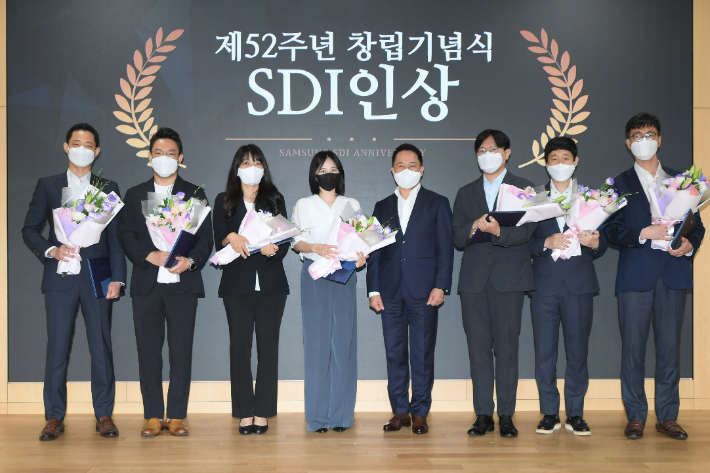 삼성SDI 최윤호 사장(오른쪽 네 번째)과 SDI인상을 받은 임직원들이 기념 사진을 찍고 있다. 삼성SDI 제공