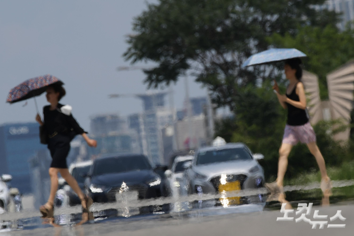 전국 곳곳에 폭염경보가 확대된 3일 서울 여의대로에 지열로 인한 아지랑이가 피어오르고 있다. 박종민 기자