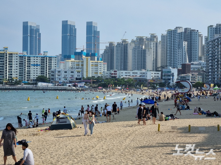 부산지역 5개 해수욕장의 수질과 모래가 모두 환경기준에 적합하고, 광안리 해수욕장의 수질이 매우 양호한 것으로 나타났다. 27일 부산 광안리해수욕장 해변이 피서객들로 가득 찬 모습. 박진홍 기자