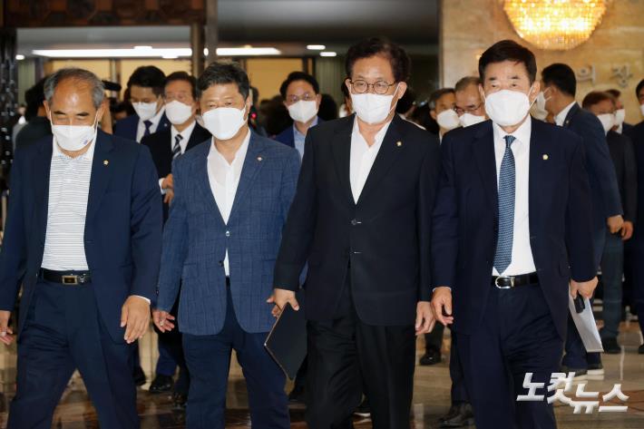 더불어민주당 김진표 의원(오른쪽)이 4일 오후 국회에서 의원총회를 마친 후 본회의장에 입장하고 있다.