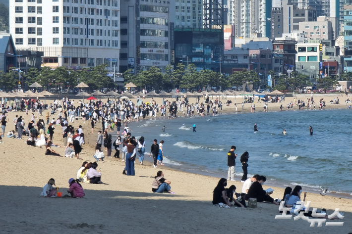 부산 광안리해수욕장 인파. 송호재 기자