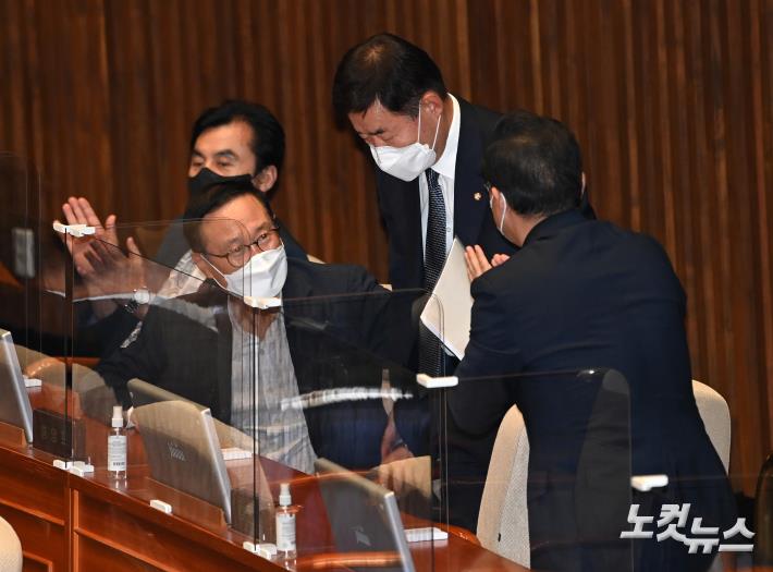 의원들의 축하받는 김진표 신임 국회의장