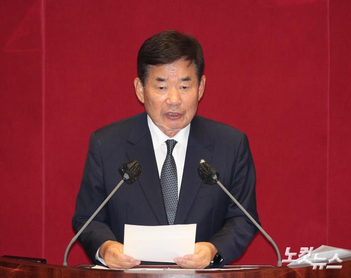 4일 오후 국회에서 열린 본회의에서 후반기 국회의장으로 선출된 김진표 더불어민주당 김진표 의원이 당선 인사를 하고 있다.